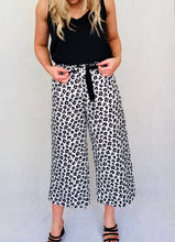 Load image into Gallery viewer, Leo Black Culotte Pants