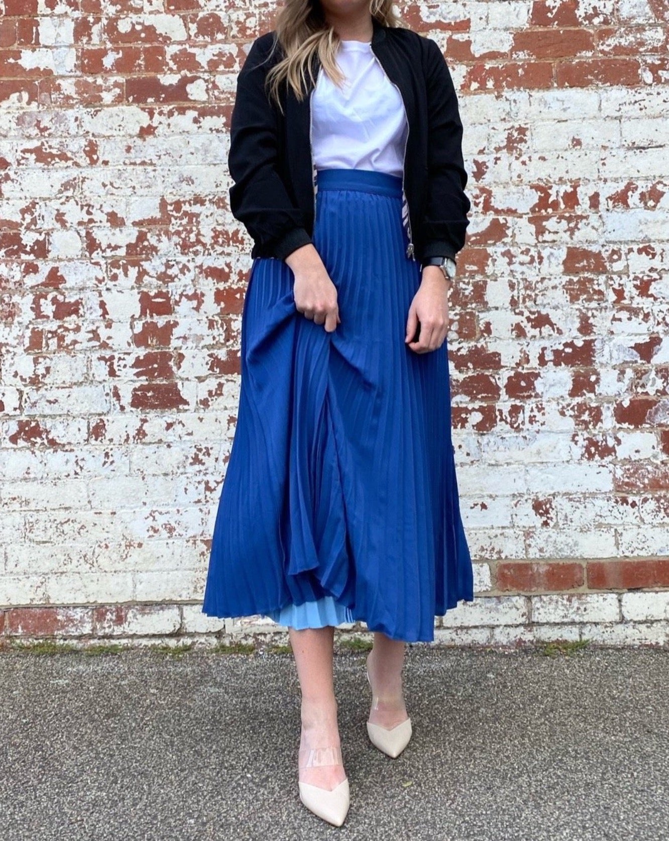 how to wear blue pleated skirt