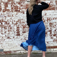 Load image into Gallery viewer, Déjà vu Blue Pleated Skirt