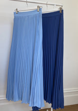 Load image into Gallery viewer, Déjà vu Blue Pleated Skirt