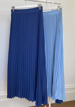 Load image into Gallery viewer, Déjà vu Blue Pleated Skirt